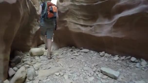 Timelapse familie wandeling in slot canyon — Stockvideo