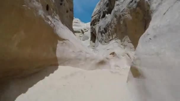 Timelapse moving inside a slot canyon with family — Stock Video