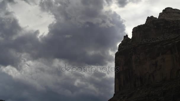 美丽的沙漠，与天上的雨云 — 图库视频影像