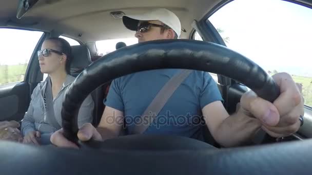 游戏中时光倒流的一对年轻夫妇开的车 — 图库视频影像