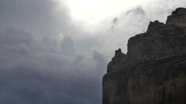 Butte désert avec nuages de pluie au-dessus — Video