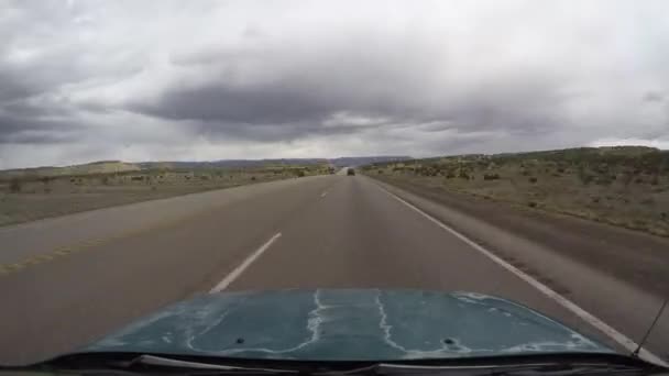 Tiro exterior de carro dirigindo no deserto — Vídeo de Stock