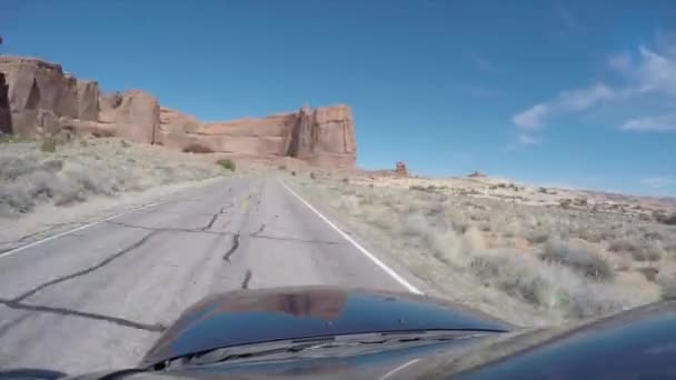 Tiro exterior de carro dirigindo no deserto — Vídeo de Stock