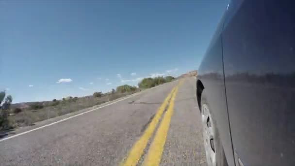 Tiro exterior de carro dirigindo no deserto — Vídeo de Stock