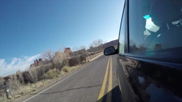 Tiro exterior de carro dirigindo no deserto — Vídeo de Stock