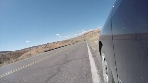 Plan extérieur de la voiture conduite dans le désert — Video