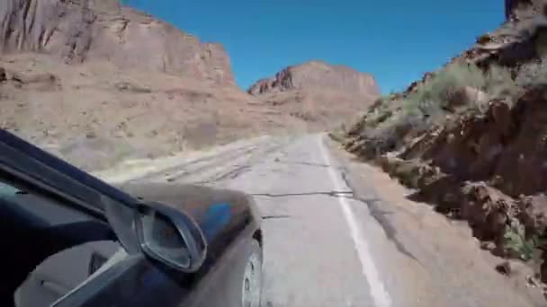 Plano exterior del coche de conducción en el desierto — Vídeos de Stock