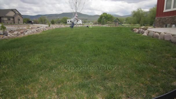 Тімелапс людини, що косить газон — стокове відео