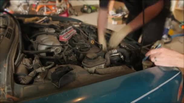 Hombres poniendo un alternador en el coche — Vídeos de Stock