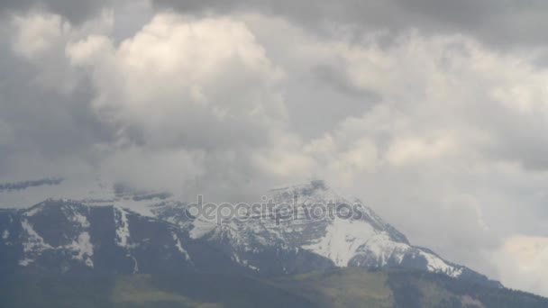 Timelapse di nubi di tempesta che costruiscono sopra la montagna — Video Stock