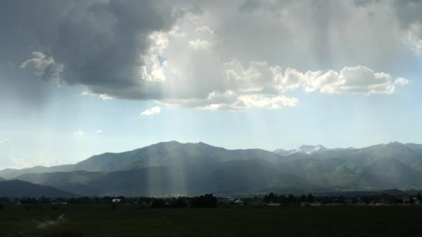 Zeitraffer-Sonnenstrahlen über dem Gebirge — Stockvideo