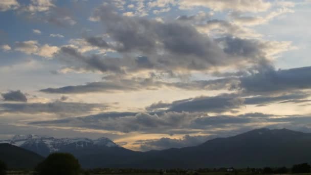 Nubes de tormenta sobre el pico de la montaña — Vídeos de Stock