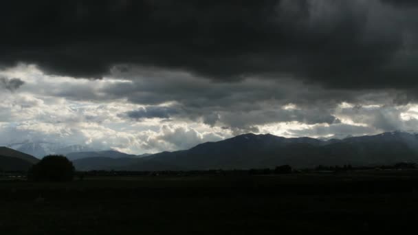 Timelapse chmury burzowe nad górskim — Wideo stockowe