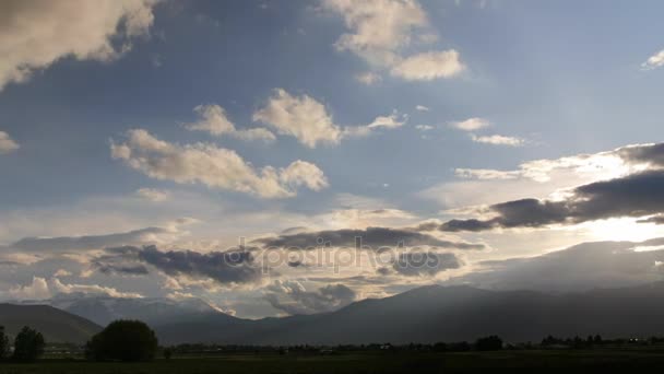 Timelapse chmury burzowe nad górami — Wideo stockowe