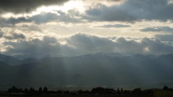 Storm av moln över bergskedjan — Stockvideo