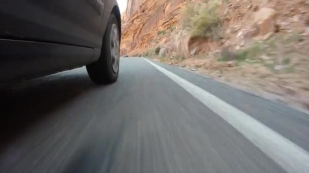 Tiro exterior de carro dirigindo no deserto — Vídeo de Stock