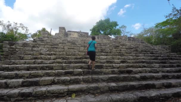 Kvinna besöker antika Maya — Stockvideo