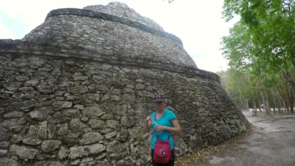 Donna che cammina alle rovine maya Balam — Video Stock