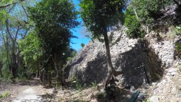 Turista explorando ruinas mayas en México — Vídeo de stock