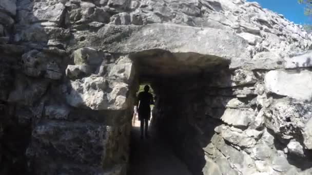 Turista caminando por las grandes ruinas mayas — Vídeos de Stock
