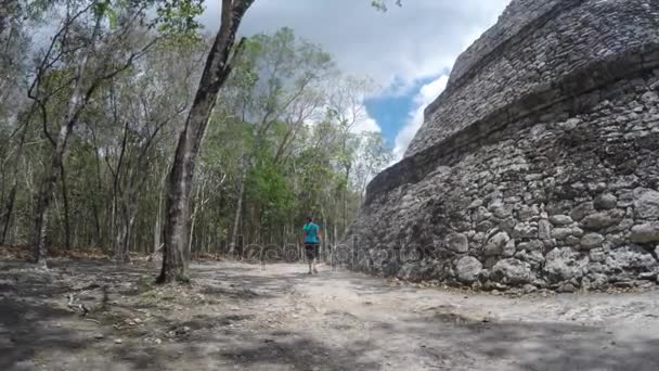 Vrouw lopen op Balam Maya ruïnes — Stockvideo