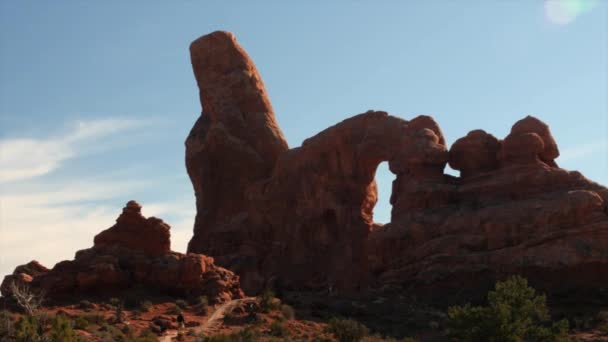 Turistas en arco de torreta — Vídeos de Stock