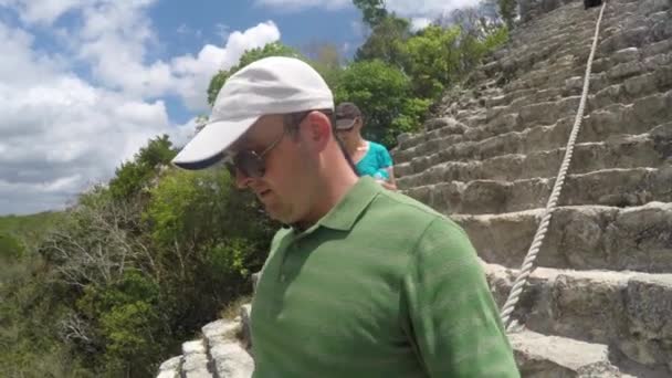 Туристы спускаются по лестнице на руинах майя — стоковое видео
