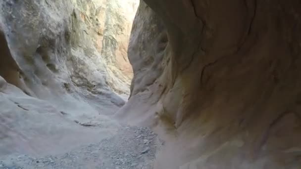 Los turistas caminan a través del cañón de la ranura del desierto — Vídeo de stock