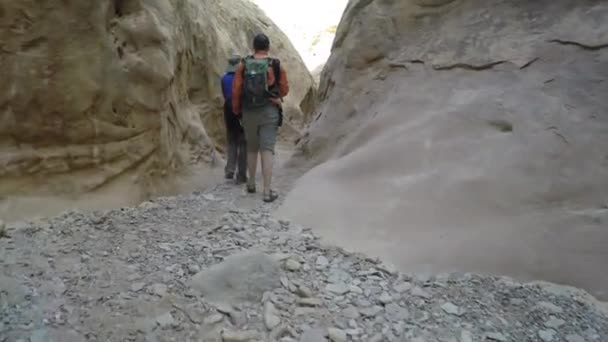 Túrázás a sivatagi slot canyon turisták — Stock videók