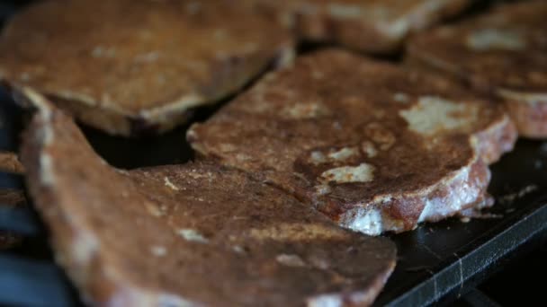 Torneamento torrada francesa com uma espátula — Vídeo de Stock