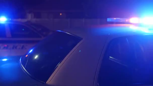 Coches de policía con sus luces — Vídeos de Stock