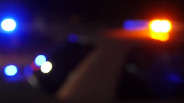 Polis arabaları onların ışıkları ile — Stok video