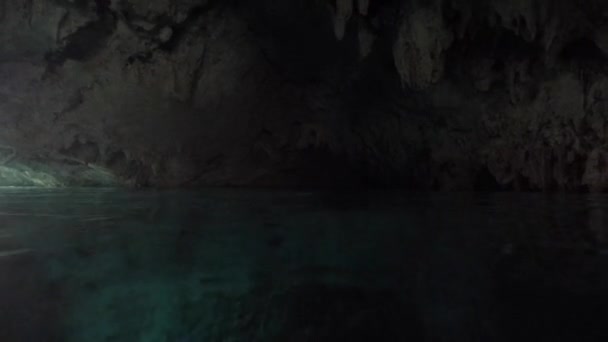 Bajo el agua en una cueva subterránea cenote en México — Vídeo de stock