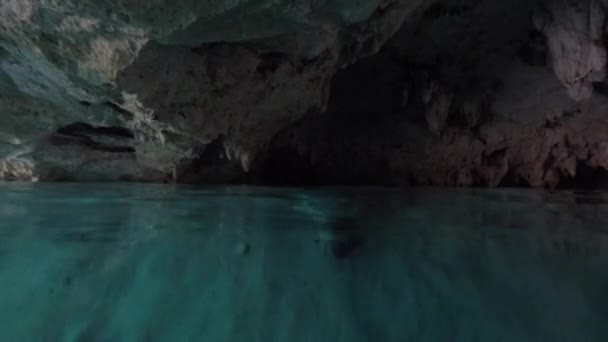 Bajo el agua en una cueva subterránea con agua — Vídeo de stock