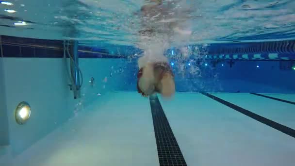 Inyección de piscina submarina de un hombre nadando — Vídeo de stock