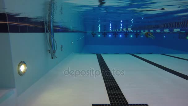 Man swimming at swimming pool — Stock Video