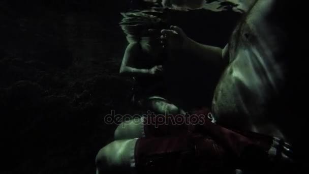 Ζευγάρι κολύμπι σε ένα μεξικάνικο Cenote καλά — Αρχείο Βίντεο