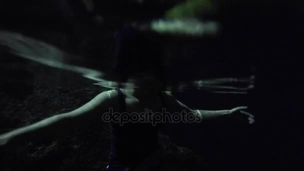 Mooie vrouw In donkere Cenote zwemmen — Stockvideo