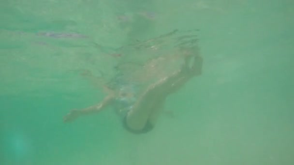 Mulher nadando no oceano tropical — Vídeo de Stock