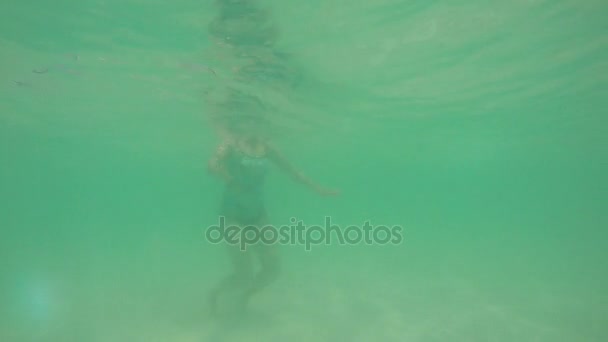 Mujer nadando en el océano tropical — Vídeos de Stock