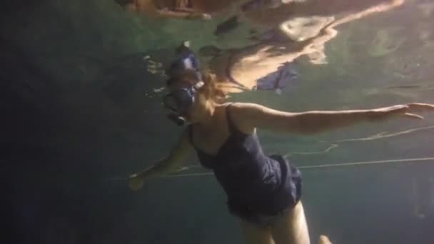 Vrouw zwemmen in cool cenote in Mexico — Stockvideo