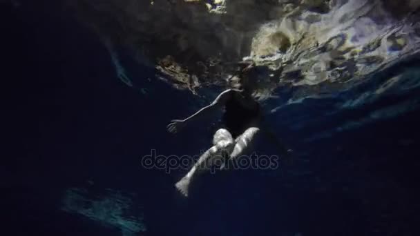 Donna che nuota nel buio Cenote — Video Stock