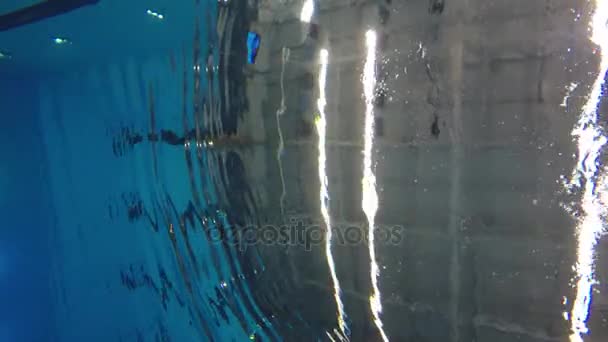 Oberfläche und Decke des Schwimmbades — Stockvideo