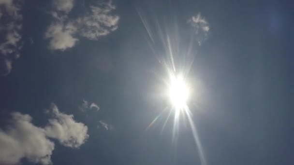 Sol och moln i himlen ovanför havet — Stockvideo