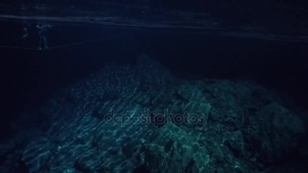 Turisták sötét friss Cenote úszás — Stock videók