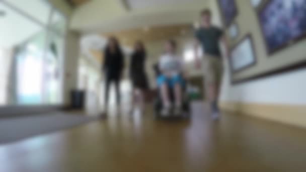 Studenten lopen in hall — Stockvideo