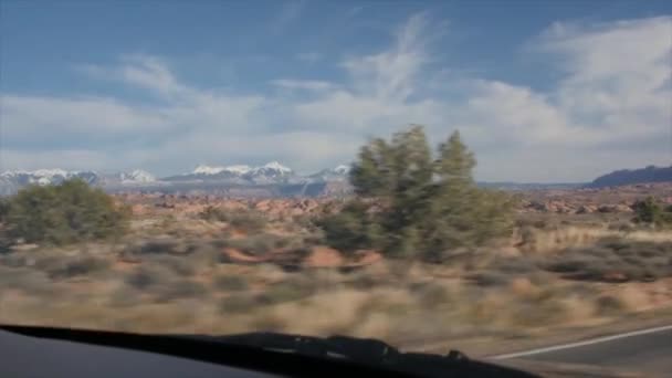 Veículo em arcos parque nacional Utah — Vídeo de Stock