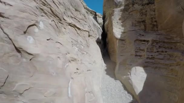 Wandelen door een slot canyon — Stockvideo