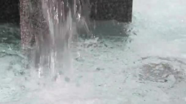 Fuente de agua en la fuente — Vídeo de stock