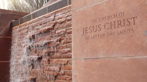 Wasserfall auf dem Platz des Mormonentempels im Salzsee — Stockvideo